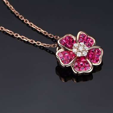 18K金红宝石吊坠，隐秘式工艺镶嵌，主石1.36ct，配钻0.12ct，重量2.05g，配有证书