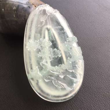 高冰飘花山水牌，完美无纹裂，水润通透，晶莹起胶，雕工细腻精湛，实物比图片更好看。尺寸：55.4-31