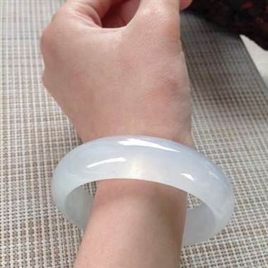 17041327#正圈尺寸：57.9x16.6x7.7mm 白冰镯，非一般的宽版，种水清亮均匀，清爽