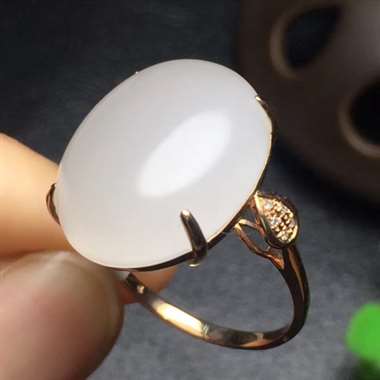 18k 金镶和田白玉戒指 ，顶级青海料 白白润润，款式精美 ， 蛋面尺寸为15×20mm，伴镶天然南