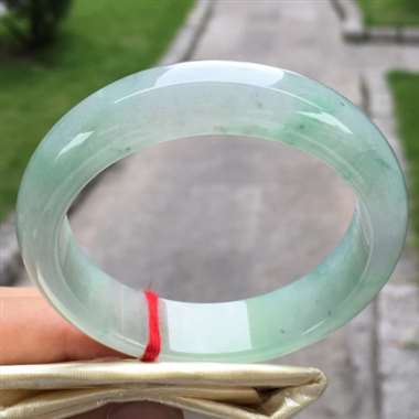 冰种飘翠正圈，尺寸55.1-14.8-8.1，水润冰透，种老水头足，完美