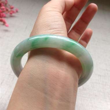 冰春彩飘绿圆条手镯，有小细纹无抠感，不明显