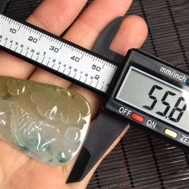 精雕翡翠黄翡鱼牌吊坠，雕工精美，颜色漂亮，水润起光，性价比高，大小：55.8/33.1/6.3mm