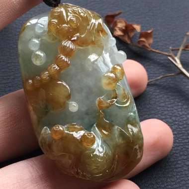 黄翡年年有余挂件，种质细腻，雕工巧妙，厚装大气，完美无暇。