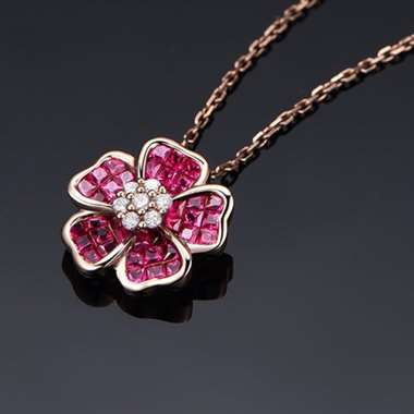 18K金红宝石吊坠，隐秘式工艺镶嵌，主石1.36ct，配钻0.12ct，重量2.05g，配有证书