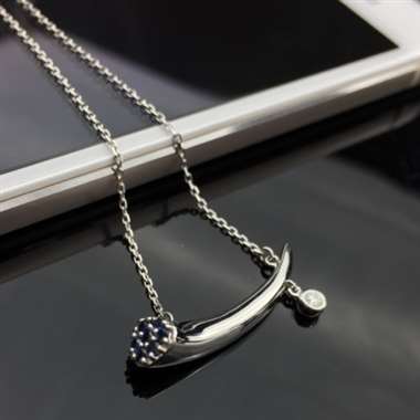 18K蓝宝石项链，牛角造型独特，蓝宝石0.19ct，副钻0.05ct，重量3.92g