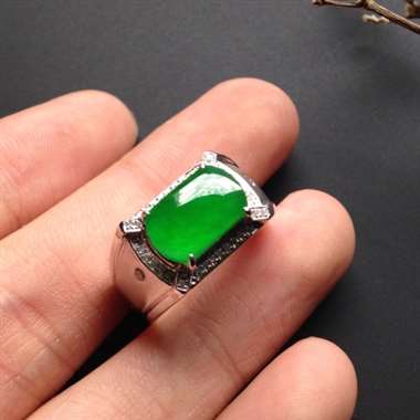 冰种阳绿马鞍戒 18K金镶嵌 裸石7-12-2毫米 内径18 指圈17号