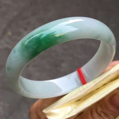 翡翠A货:糯种.翠绿色.正圈.色阳.料子细腻.清爽干净.水头十足.完美无瑕.尺寸:55.3mm13m 翡翠A货:糯种.翠绿色.正圈.色阳.料子细腻.清爽干净.水头十足.完美无瑕.尺寸:55.3mm13m