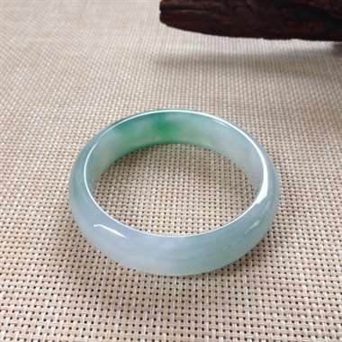 17041830#正圈尺寸：60x15.9x7.6mm 芙蓉绿花镯，圈口大，宽版，份量十足，端庄大气