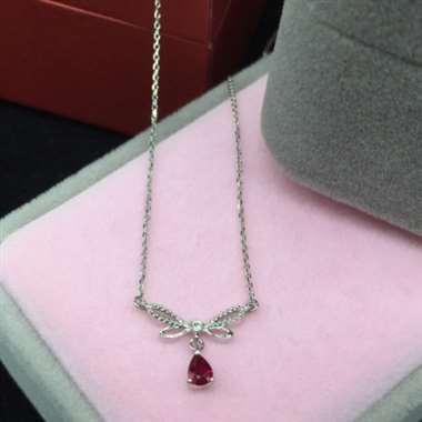 18k材质镶嵌，红宝石颜色艳丽照人，主石0.18ct，配钻0.01ct，总重1.6