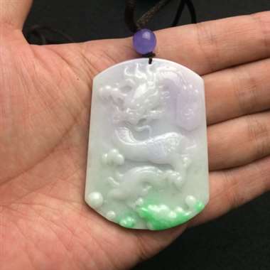 细糯春彩龙牌，紫色不浓，但是实物还是能清楚看到紫色的，绿色很正，也算阳绿了，非常高性价高的牌子～30