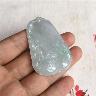 飘阳绿丝 福瓜 非常大件厚实的一款福瓜 整体稍有底色 质地细腻 水润 飘点阳绿丝 上身佩戴效果好 背