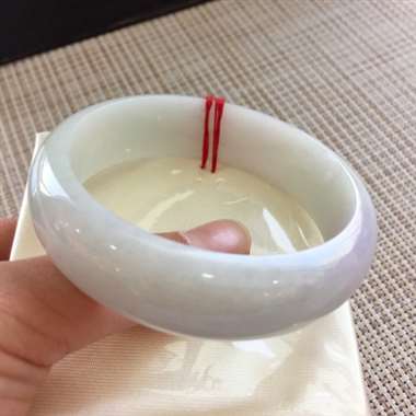 正圈糯种春带彩完美手镯。色差不大，完美无纹裂，底子清爽。圈口：55.9。尺寸：17.1*7.8