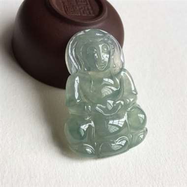 冰种 观音 整体有底色 少许飘花 种老 水头不错 冰透感非常不错 尺寸 49*3 冰种 观音 整体有底色 少许飘花 种老 水头不错 冰透感非常不错 尺寸 49*3