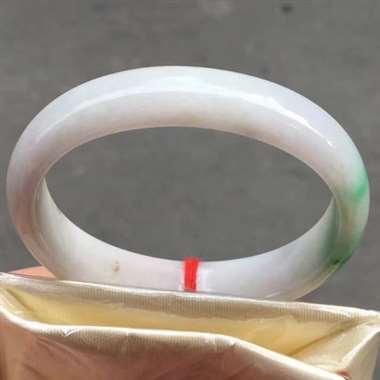 53.1圈口贵妃，色阳，底庄细腻，版型好，无纹裂，末端图有黑点，尺寸53.1*45.2*12.9*6