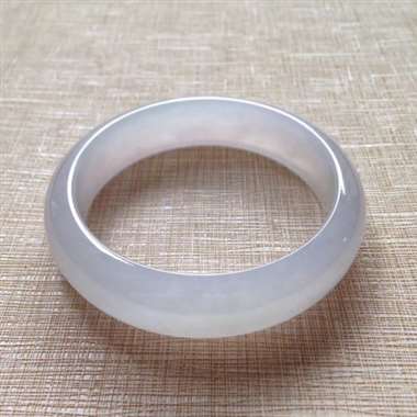 414-1-4正圈尺寸57×15×7.7mm。冰种纯净淡淡的冰紫底平安镯，冰清玉洁，干净明亮，宛如天