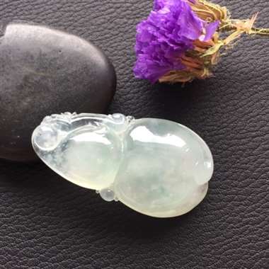 冰种飘点点雪花葫芦挂件 冰爽通透 细腻饱满水润 冰种飘点点雪花葫芦挂件 冰爽通透 细腻饱满水润
