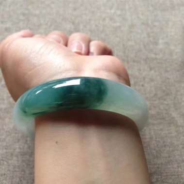 天然翡翠A货冰糯种飘蓝花完美正圈手镯 天然翡翠A货冰糯种飘蓝花完美正圈手镯