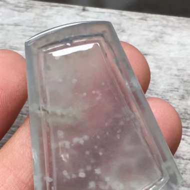 精致浮雕梅花鹿牌，尺寸：35*26.1*6.5mm，种好水足，胶感十足，飘雪花棉，雕工精致，品相佳，