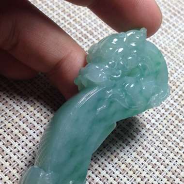 飘绿花龙勾 料子细腻 种老水足 雕工精湛 设计巧妙 厚庄大气 霸气外露