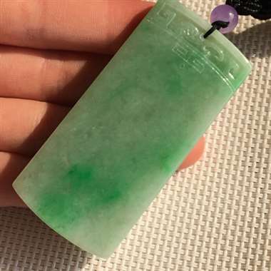 缅甸翡翠A货，平安无事牌，吉祥如意，色彩鲜艳，完美大气，性价比很高，佩戴效果很赞，赶紧下手吧。