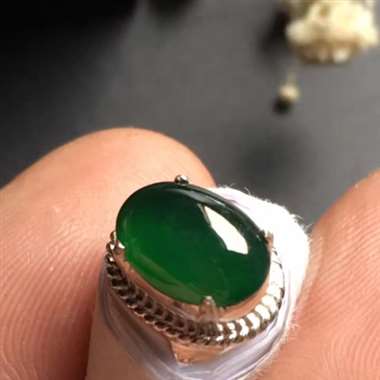 4-12，冰种满绿两件套，底托为铜，色泽浓郁艳丽，种好水润，品相精美，镶嵌后价值倍增，打灯一颗有细纹