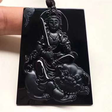 5⃣️墨翠精美雕工，自然光下黑，完美无裂，表面黑光亮起油，打灯透帝王绿，送证书，玛瑙项