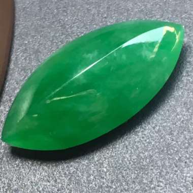 满色马眼，尺寸:21.5*10.3*6mm,满色辣绿，色泽浓郁，大个饱满，镶嵌效果更美。H17