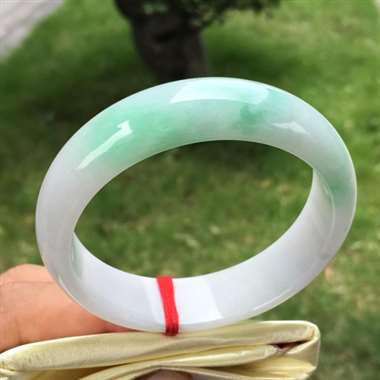 正圈，淡紫底飘绿，尺寸54.5-15.9-7.2，水润细腻，颜色亮丽，底子干净清爽，完美