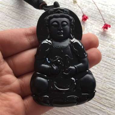 冰种极品墨翠观音，黑度极度黑，玉质细腻，打灯透绿，少杂质，纯手工打造，线条柔美流畅，厚装大件。尺寸：