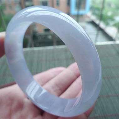 111425完美无纹裂好种淡紫正装手镯 种色一流，冰透细腻，老种起荧光，颜色淡紫色 惊艳迷人
