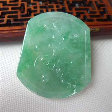 翡翠A货精雕喜上眉梢玉佩 老坑料，料子细腻，雕工上承。佩戴漂亮！规格：58.3*49*6.1mm 规