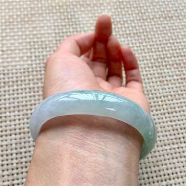 冰飘绿贵妃手镯，口径：53.2*47.2*12.9*6.5，40.28g，有棉线，底子细腻，清清爽爽