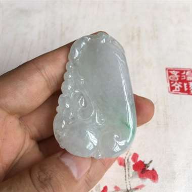 飘阳绿丝 福瓜 非常大件厚实的一款福瓜 整体稍有底色 质地细腻 水润 飘点阳绿丝 上身佩戴效果好 背