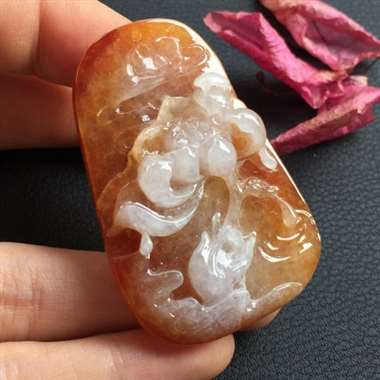 糯种红翡花开富贵挂件，雕工精细，意境美好。