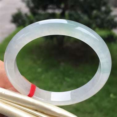 冰种正圈，尺寸52.0-9.8-6.8，水润冰透，种老起光，完美