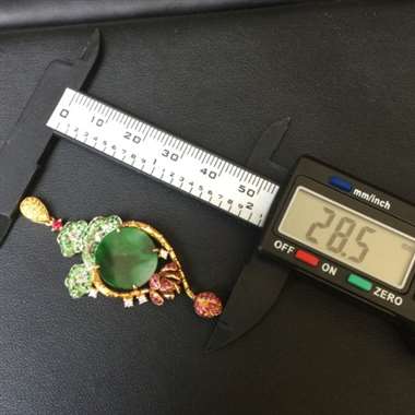 辣绿翡翠豪镶挂件，加入红绿宝石元素，种老水头好，佩戴气质好，完美