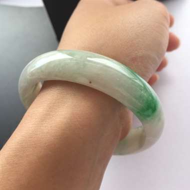 糯种飘花正圈手镯,内圈有一微纹,不扣手,尾图可见。尺寸:53.7*15.1*7.3 糯种飘花正圈手镯,内圈有一微纹,不扣手,尾图可见。尺寸:53.7*15.1*7.3