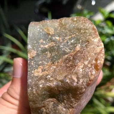 W25，明料一枚，重：279克，糯冰有底色，种已老到家了，出货漂亮，挂件几个妥妥的，尺寸：61*55