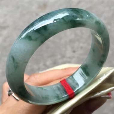 翡翠A货：冰糯种.飘花手镯.冰润通透.种老水头足.整圈飘花.完美无纹裂.尺寸：55mm14.8mn8