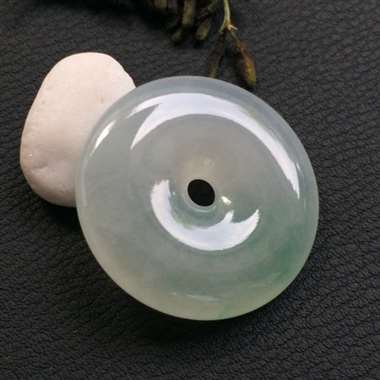 冰种飘花平安扣,冰清玉洁,清爽干净,完美无瑕。 冰种飘花平安扣,冰清玉洁,清爽干净,完美无瑕。