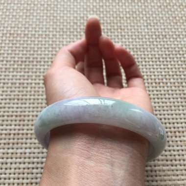 冰春彩带正装手镯，口径：62.3*13.2*7.8，有纹无抠感，不影响佩戴效果！