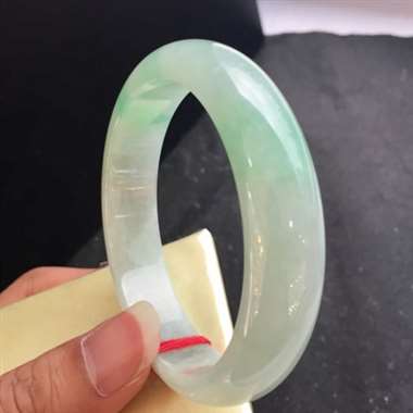 糯种飘花手镯 底细干净 完美无裂 清爽水润