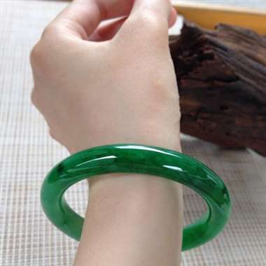 17041535#圆条尺寸：55x9.3x8.6mm 细润辣色镯，精美贵气，满屏都是辣，细腻温润，实