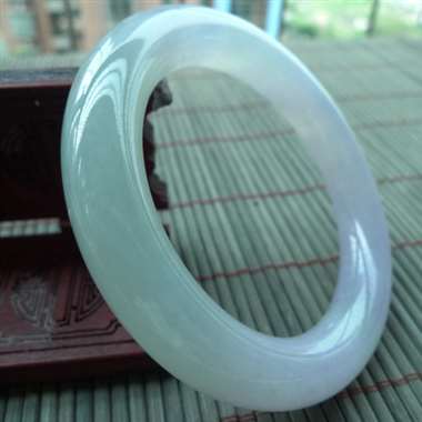 111317A货翡翠完美无纹裂淡春彩圆条手镯，种好水头足，种质通透，光泽明亮，整体干净细腻，洁白无瑕