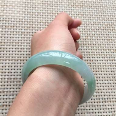 冰飘绿贵妃手镯，口径：53.2*47.2*12.9*6.5，40.28g，有棉线，底子细腻，清清爽爽