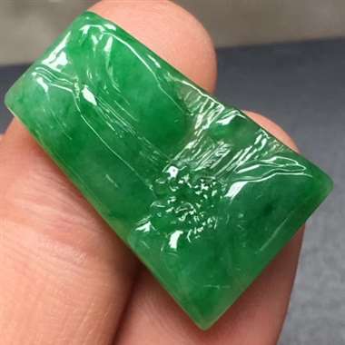 满色山水牌,尺寸:23.2*15.1*3.7mm,种足精雕,水润细腻,色泽辣绿, 寓意极佳。H14 满色山水牌,尺寸:23.2*15.1*3.7mm,种足精雕,水润细腻,色泽辣绿, 寓意极佳。H14