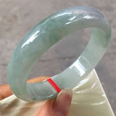 翡翠A货：冰种飘花.正圈手镯.料子清爽干净.种老水头十足.完美无瑕.尺寸：53mm13mm6.7mm