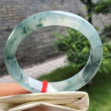 正圈，冰种飘花，尺寸57.2-13.0-7.8，水润冰透，质地细润，完美
