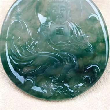 L冰种飘绿《阿弥陀佛》。细腻种水足，水润怡人，完美
